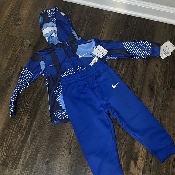 Nike Toddler Boy Multi-Color Hoodie and Jogger Collection - Picture 4 of 11